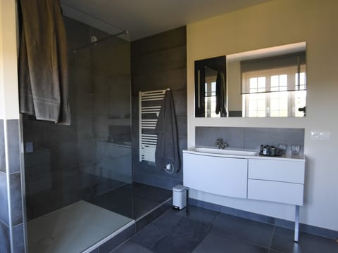 Superior Double Room (Batz) | Bathroom | Shower, rainfall showerhead, designer toiletries, hair dryer