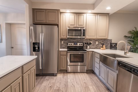 Panoramic Condo, 3 Bedrooms, Terrace, Lake View | Private kitchen | Full-size fridge, microwave, oven, stovetop