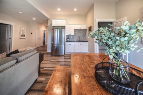 Executive House, Fireplace, Golf View | In-room dining