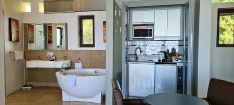 Luxury Double Room, Sea View (Diamond) | Bathroom | Jetted tub, free toiletries, hair dryer, bathrobes