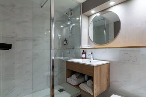 Classic Room | Bathroom | Shower, free toiletries, hair dryer, towels