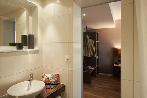 Single Room (Cosy) | Bathroom | Free toiletries, hair dryer, towels, toilet paper