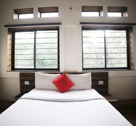 Deluxe Room | Egyptian cotton sheets, premium bedding, in-room safe