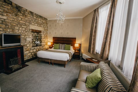 Luxury Double Room, 1 King Bed | Soundproofing, iron/ironing board, free WiFi, bed sheets