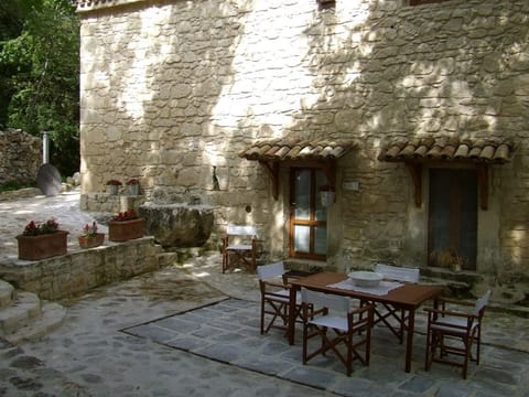 Luxury Apartment (Gufo reale-ground floor) | Terrace/patio