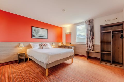 Double Room | Premium bedding, individually furnished, desk, blackout drapes