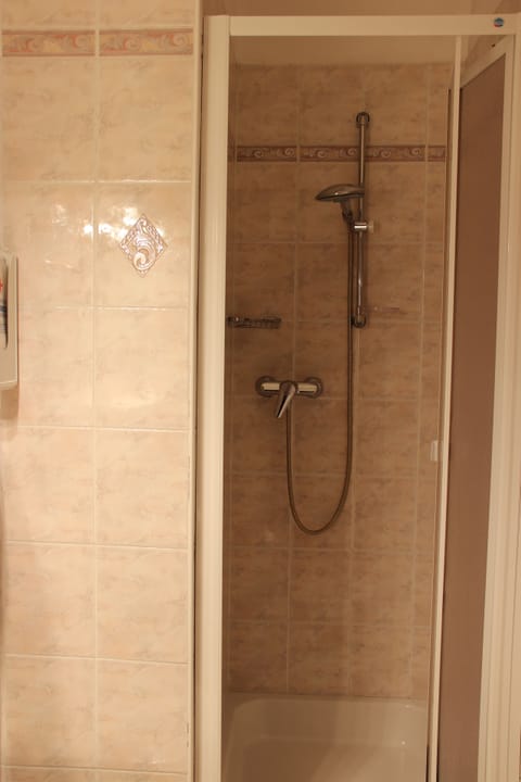 Single Room | Bathroom | Free toiletries, hair dryer, towels