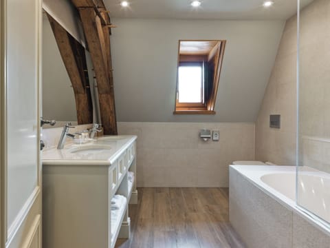 Executive Room | Bathroom | Free toiletries, hair dryer, bathrobes, slippers