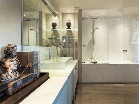 Junior Room | Bathroom | Free toiletries, hair dryer, bathrobes, slippers