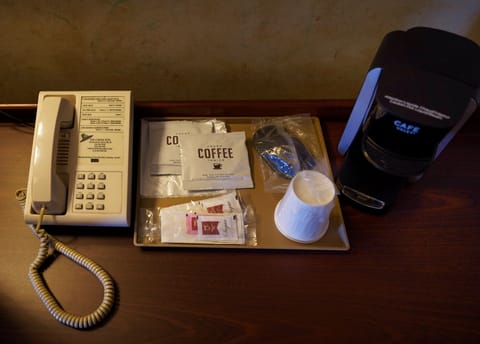 Comfort Room, 1 King Bed, Non Smoking | Room amenity