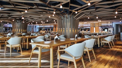 2 restaurants; breakfast, lunch, and dinner served