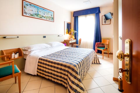 Desk, soundproofing, free WiFi