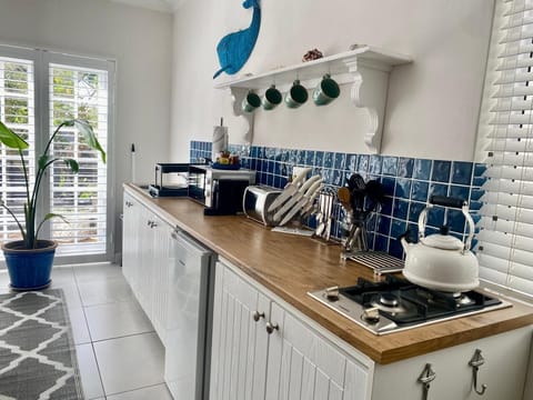 Standard Cottage | Private kitchen | Microwave, stovetop, espresso maker, coffee/tea maker