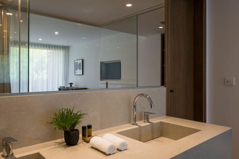 Junior Suite | Bathroom | Free toiletries, hair dryer, bathrobes, slippers
