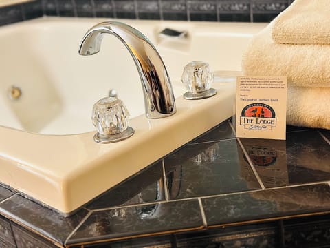 Deluxe Suite, 1 Bedroom | Bathroom | Free toiletries, hair dryer, towels