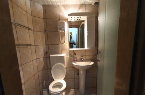 Exclusive Penthouse | Bathroom | Shower, rainfall showerhead, free toiletries, hair dryer