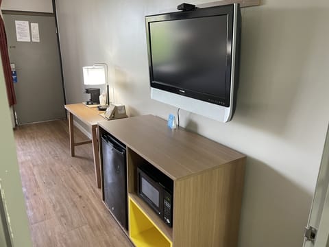 Standard Room, 1 King Bed, Accessible, Non Smoking (Mobility Accessible) | Individually decorated, individually furnished, desk, laptop workspace