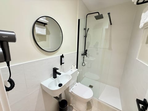 Standard Twin Room, Non Smoking, Private Bathroom | Bathroom | Shower, hair dryer, towels