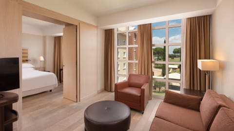 Premium bedding, in-room safe, desk, laptop workspace