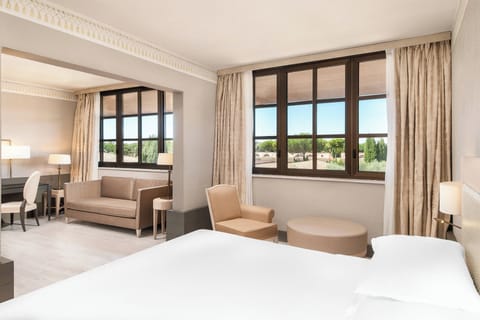 Junior Suite, 1 Bedroom | Premium bedding, in-room safe, desk, laptop workspace