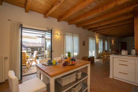 Family Townhome, Multiple Bedrooms, Mountainside (La Casa nel Borgo Lake View) | Dining room