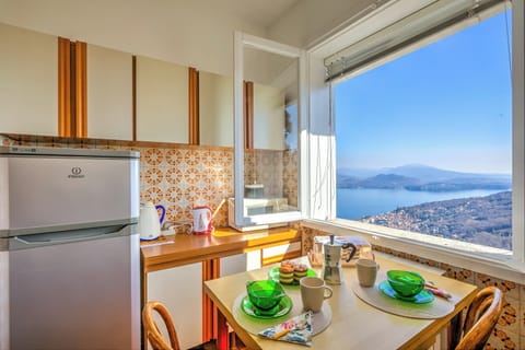 Full-size fridge, microwave, oven, stovetop