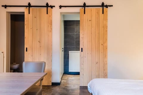 Deluxe Studio, Annex Building | Bathroom | Shower, free toiletries, hair dryer, towels