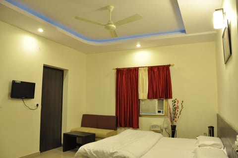 Royal Deluxe Room | Down comforters, individually decorated, individually furnished, desk