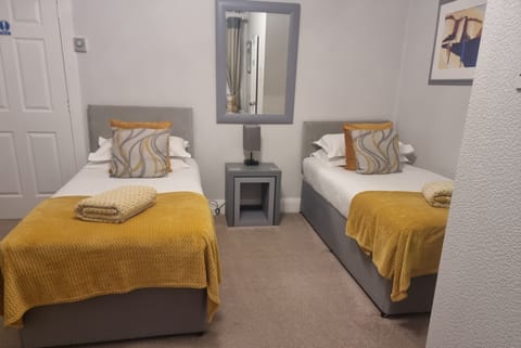 Twin Room, Ensuite | Iron/ironing board, free WiFi, bed sheets