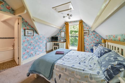 Double Room | Individually decorated, individually furnished, desk, iron/ironing board