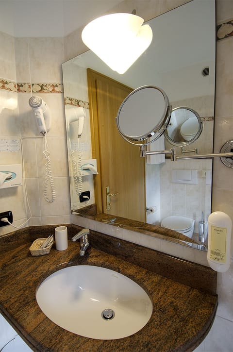 Shower, free toiletries, hair dryer, bidet