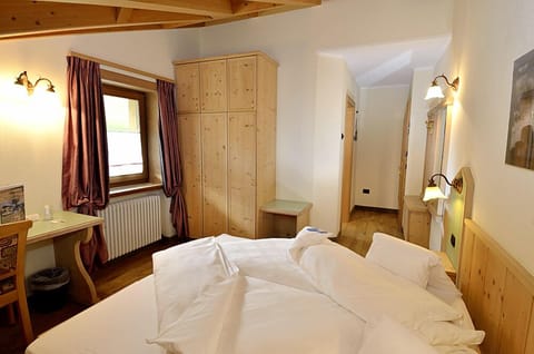 Comfort Double or Twin Room, Mountain View | Premium bedding, down comforters, memory foam beds, in-room safe