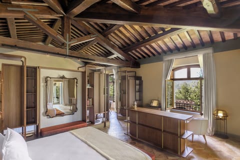 Signature Suite | Premium bedding, down comforters, minibar, in-room safe