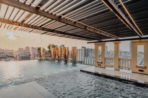 Outdoor pool, sun loungers