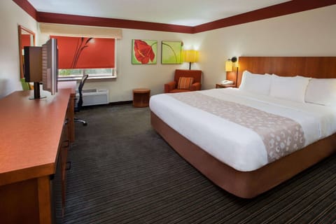 Premium bedding, desk, iron/ironing board, free cribs/infant beds