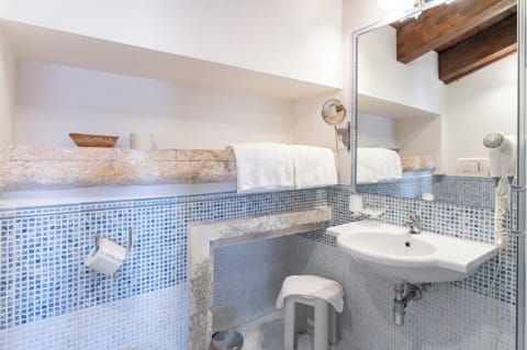 Double Room | Bathroom | Shower, free toiletries, bidet, towels
