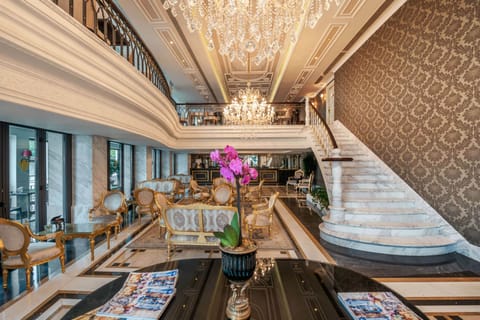 3 bars/lounges