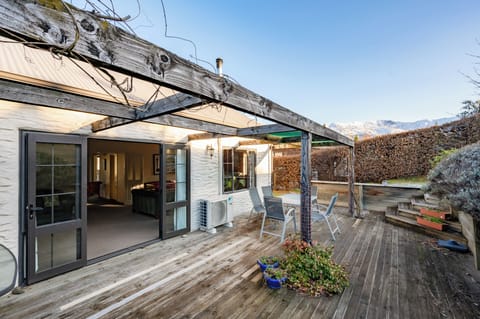 Criffel Peak View Cottage | Terrace/patio