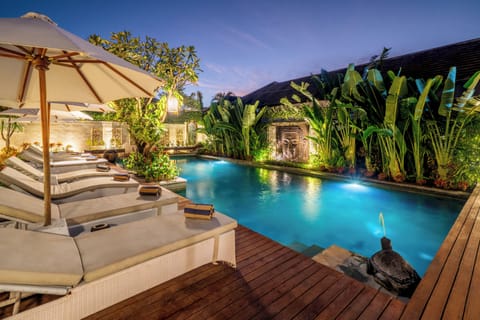 Outdoor pool, pool umbrellas, sun loungers
