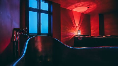 Couples treatment rooms, sauna, hot tub, steam room, body treatments