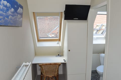 Single Room | Desk, laptop workspace, free WiFi, bed sheets