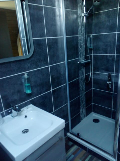 Shower, rainfall showerhead, free toiletries