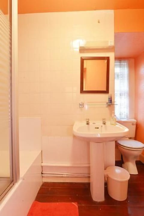 Shower, free toiletries, towels