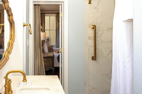 Luxury Main House King - Admiral Turner Room | Bathroom | Free toiletries, hair dryer, bathrobes, towels