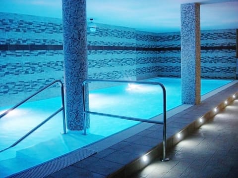 Indoor pool, sun loungers