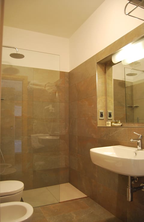 Superior Studio, Balcony | Bathroom | Shower, free toiletries, hair dryer, bidet