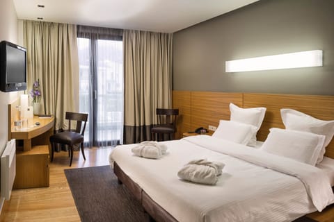 Premium bedding, down comforters, in-room safe, desk