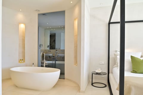 Suite Signature Piscine Privée, Vue Mer | Bathroom | Shower, free toiletries, hair dryer, towels