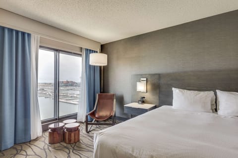 Room, 1 King Bed, Non Smoking, Marina View- With Soaking Tub | In-room safe, desk, iron/ironing board, free cribs/infant beds