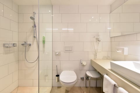Superior Single Room | Bathroom | Shower, free toiletries, hair dryer, towels